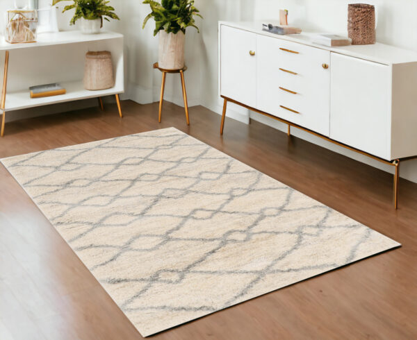 4' X 6' Ivory And Gray Chain Distressed Area Rug